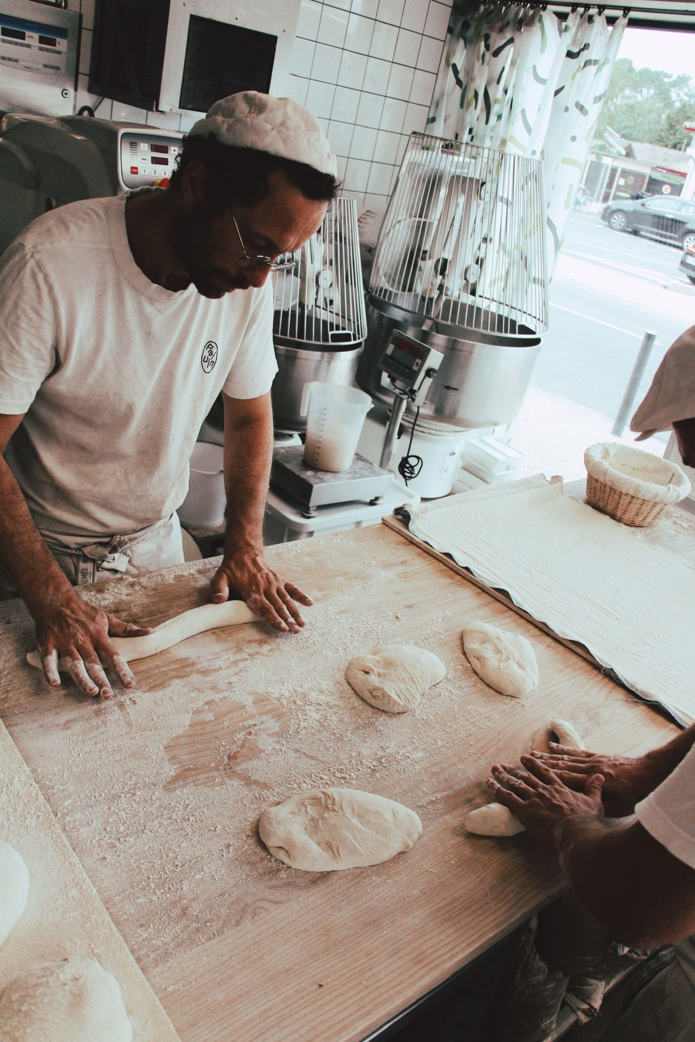 Boulanger façonnant des baguettes dans le fournil Pain Paulin
